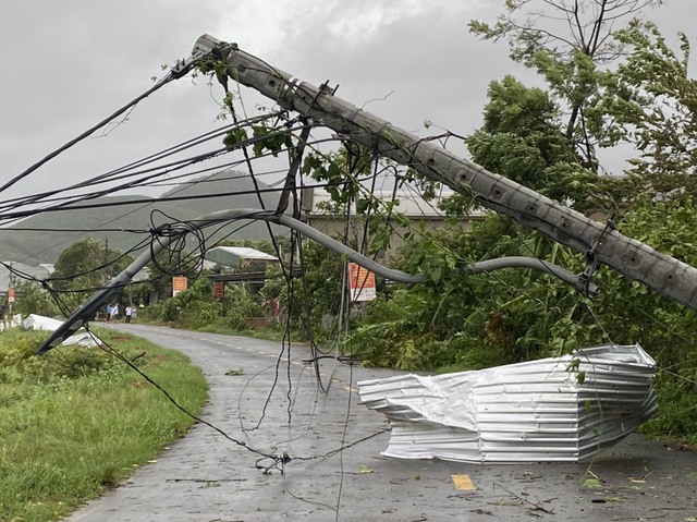 Hình ảnh hàng chục ngôi nhà bị tốc mái, cây xanh gãy đổ do bão Nosu ở Thừa Thiên Huế - Ảnh 2.
