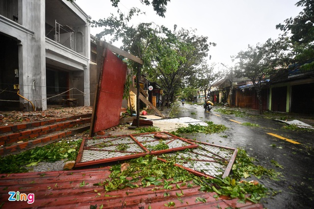 Hình ảnh Hội An, Đà Nẵng tan hoang khi bão Noru đổ bộ - Ảnh 2.