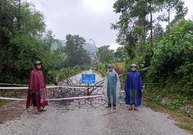 Gần 50 hộ dân xã miền núi Hà Tĩnh bị cô lập do mưa lũ - Ảnh 2.