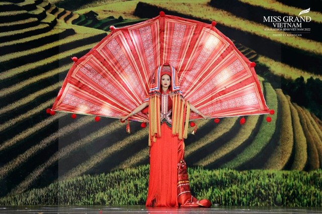 Sau sự cố thất lạc, Á hậu cao 1m85 tiết lộ trang phục dân tộc tại Miss Intercontinental 2022 - Ảnh 4.