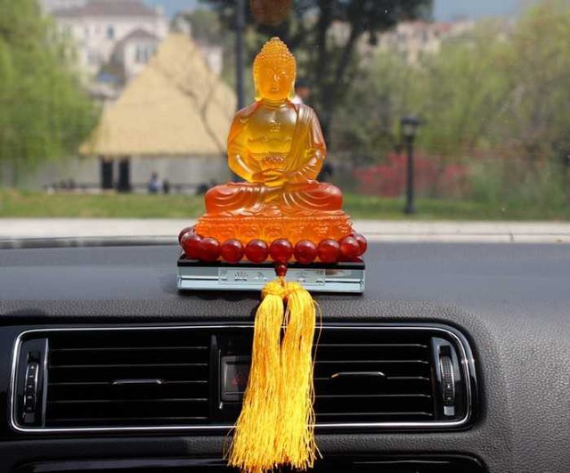 Vì sao người Bắc để tượng Phật, người Nam thường để sáp hoa trong ô tô? - Ảnh 2.