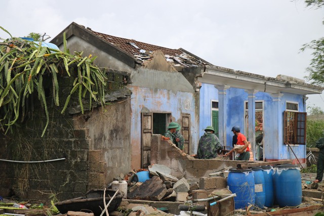 Bão Noru: 419 ngôi nhà ở Thừa Thiên Huế bị tốc mái; hàng trăm hộ dân ở Quảng Trị vẫn bị cô lập - Ảnh 1.
