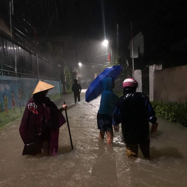 Nghệ An: Mưa lớn sau bão số 4, nhiều địa bàn bị chia cắt, di tản người dân trong đêm
 - Ảnh 4.