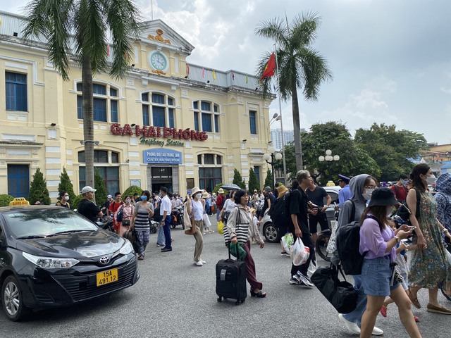 Chật kín, quá tải khách du lịch đổ về Quảng Ninh, Hải Phòng nghỉ lễ 2/9 - Ảnh 3.