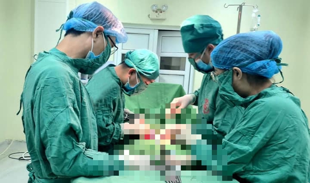 Sản phụ quê Hải Phòng bị sốc mất máu được bác sĩ tỉnh Quảng Ninh cứu sống - Ảnh 1.