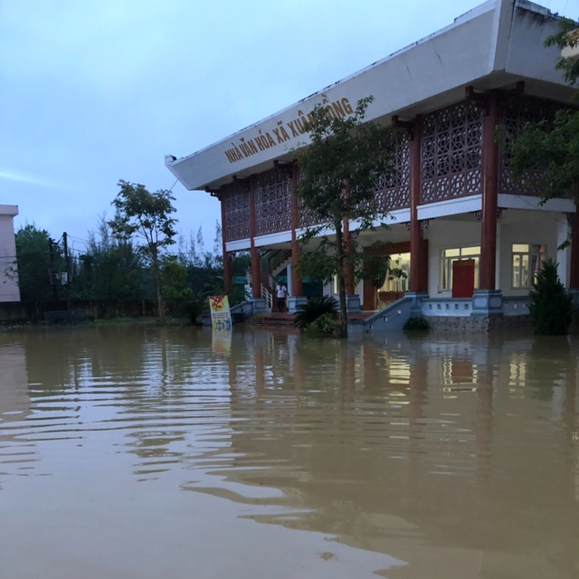 Quốc lộ 1A qua Hà Tĩnh bị nước lũ chia cắt - Ảnh 3.