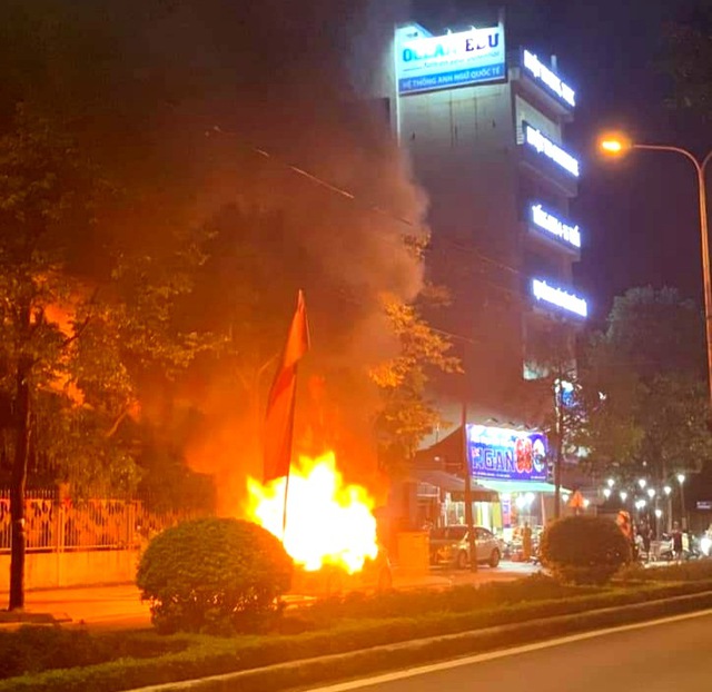 Xe taxi bất ngờ bốc cháy ở thành phố Hải Dương - Ảnh 1.