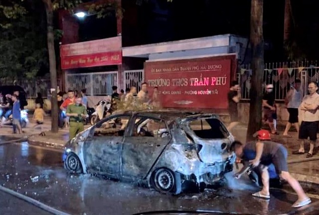 Xe taxi bất ngờ bốc cháy ở thành phố Hải Dương - Ảnh 2.