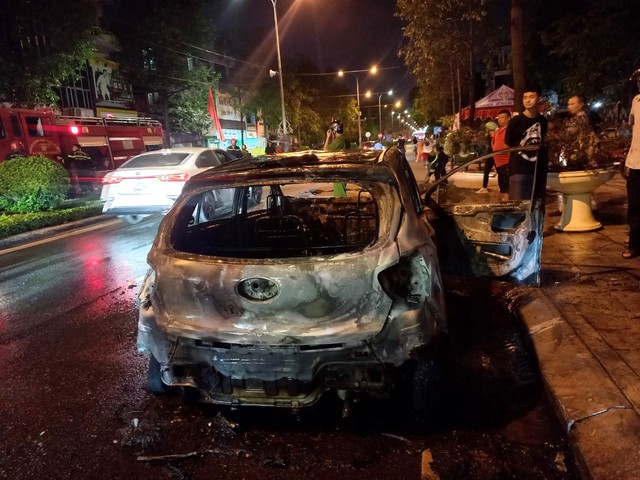 Xe taxi bất ngờ bốc cháy ở thành phố Hải Dương - Ảnh 4.