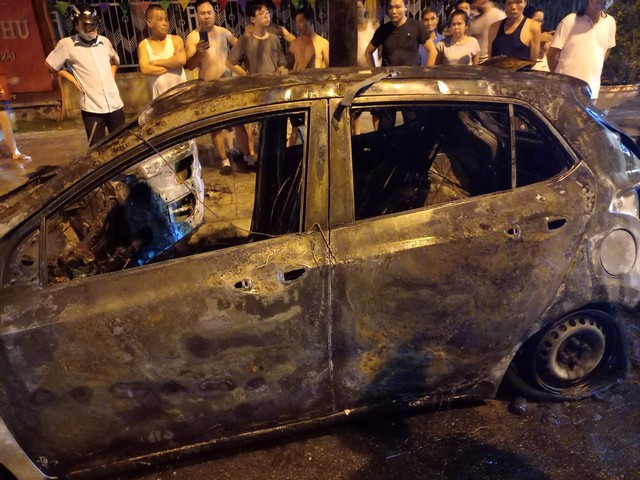 Xe taxi bất ngờ bốc cháy ở thành phố Hải Dương - Ảnh 3.