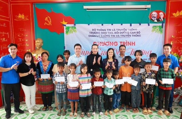 Dự án “phát triển báo chí Việt Nam” tổ chức hoạt động tập huấn và tặng quà cho trẻ em khó khăn tại Lai Châu - Ảnh 5.