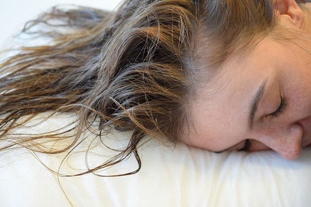 Duy trì 6 thói quan này khi ngủ có thể khiến bạn giảm tới 10 năm tuổi thọ! - Ảnh 2.