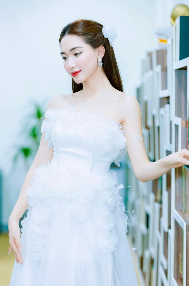 Hòa Minzy sinh ngày 31/5/1995 tại Bắc Ninh, cô giành Quán quân &quot;Học Viện Ngôi Sao 2014&quot;. (Ảnh: Facebook Hòa Minzy)