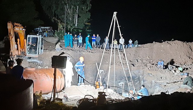 Nỗ lực cứu bé trai 10 tuổi rơi xuống trụ bêtông sâu 35m ở Đồng Tháp  - Ảnh 1.