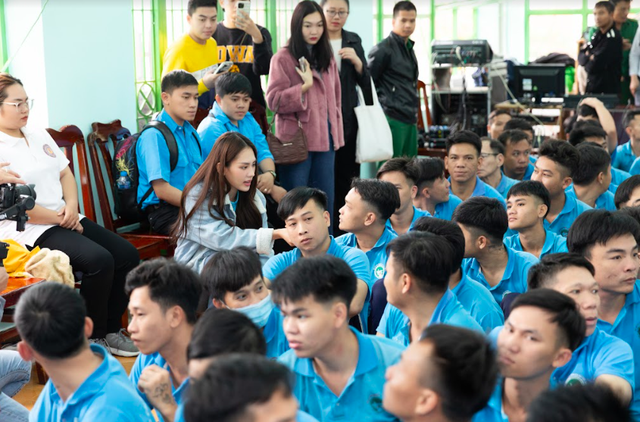 Hoa hậu Mai Phương tặng quà tết cho học viên cai nghiện  - Ảnh 3.
