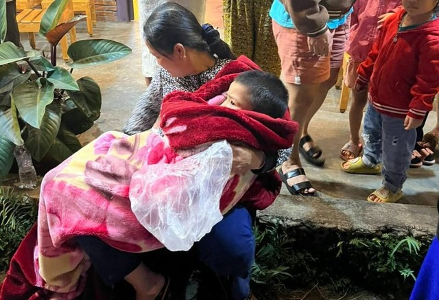 Giải cứu bé trai 8 tuổi ở Đắk Lắk rơi xuống giếng bỏ hoang - Ảnh 3.
