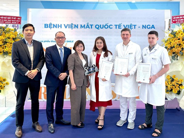 Mắt Việt - Nga nhận giải thưởng Số 1 Đông Nam Á về phẫu thuật khúc xạ Relex Smile - Ảnh 1.