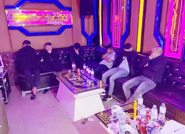 Phát hiện nhóm đối tượng sử dụng ma túy trong quán karaoke - Ảnh 1.