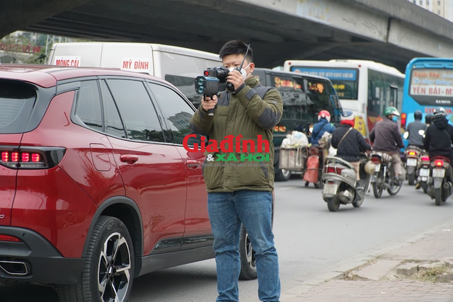 Theo chân CSGT Hà Nội xử lý loạt xe khách &quot;rùa bò&quot;, đón, trả khách không đúng nơi quy định - Ảnh 3.