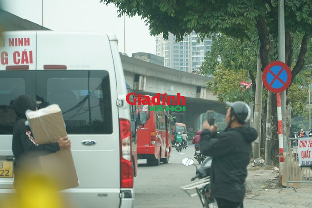 Theo chân CSGT Hà Nội xử lý loạt xe khách &quot;rùa bò&quot;, đón, trả khách không đúng nơi quy định - Ảnh 6.