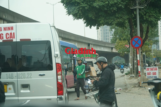 Theo chân CSGT Hà Nội xử lý loạt xe khách &quot;rùa bò&quot;, đón, trả khách không đúng nơi quy định - Ảnh 1.