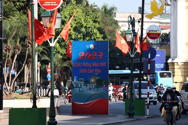 Phố phường Hà Nội rợp cờ hoa mừng Đảng, mừng Xuân Quý Mão 2023 - Ảnh 3.