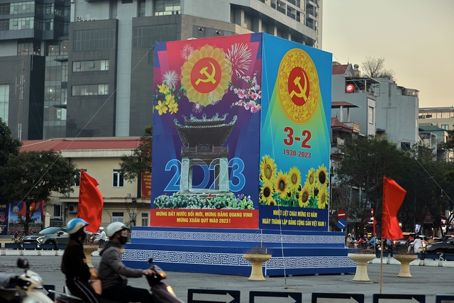 Phố phường Hà Nội rợp cờ hoa mừng Đảng, mừng Xuân Quý Mão 2023 - Ảnh 12.