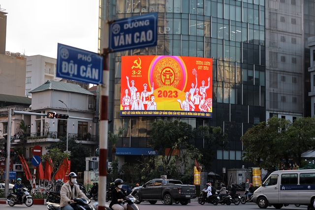 Phố phường Hà Nội rợp cờ hoa mừng Đảng, mừng Xuân Quý Mão 2023 - Ảnh 4.