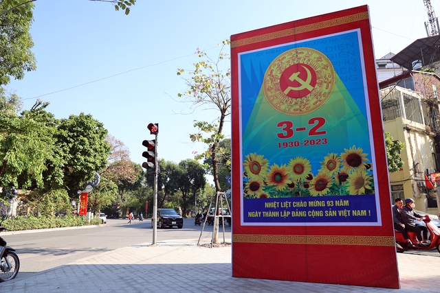 Phố phường Hà Nội rợp cờ hoa mừng Đảng, mừng Xuân Quý Mão 2023 - Ảnh 10.