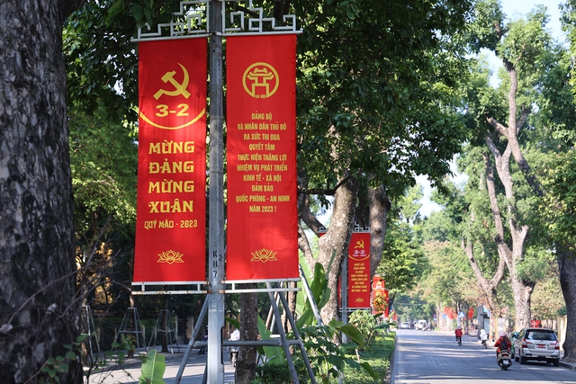 Phố phường Hà Nội rợp cờ hoa mừng Đảng, mừng Xuân Quý Mão 2023 - Ảnh 11.