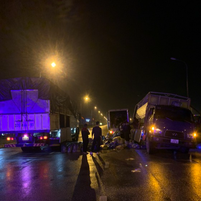 Xe tải gặp nạn trong đêm giá rét, người dân hỗ trợ tài xế thu gom hàng - Ảnh 2.
