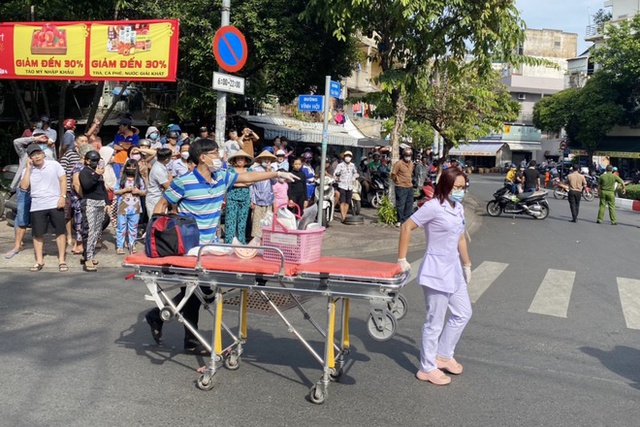 Sập cửa hàng tiện lợi tại TP. Hồ Chí Minh khiến nhiều người bị thương và mắc kẹt - Ảnh 2.