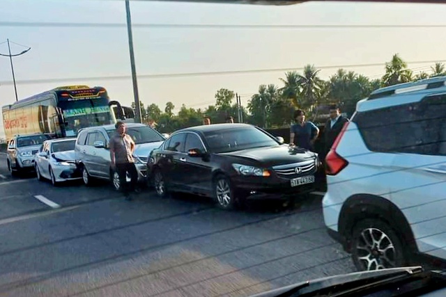 6 ôtô tông liên hoàn trên cao tốc TP.HCM - Trung Lương - Ảnh 1. 6 ôtô tông liên hoàn trên cao tốc TP.HCM - Trung Lương - Ảnh 1.