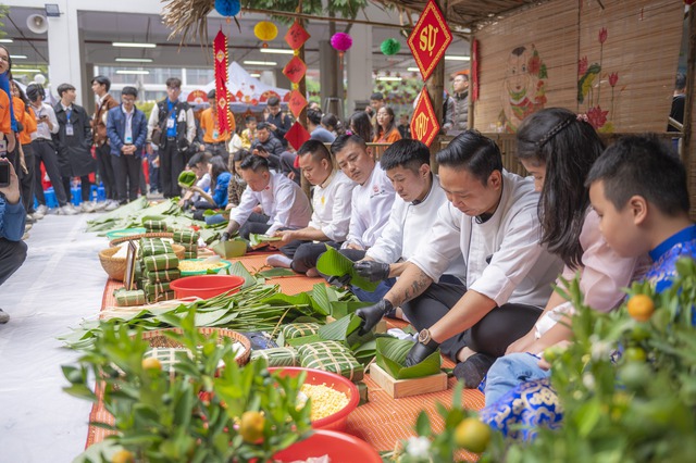 Trước khoảnh khắc giao thừa, hàng trăm chiếc bánh chưng nóng hổi đến với trẻ em nơi dẻo cao - Ảnh 2.