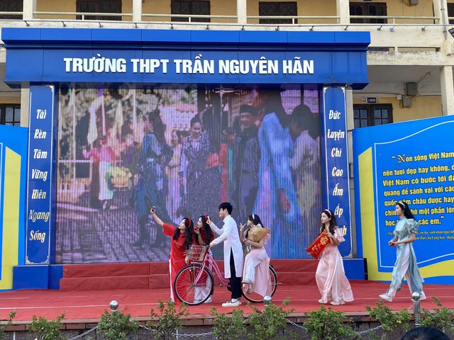 Hàng vạn học sinh Hải Phòng trải nghiệm chợ Tết trước kỳ nghỉ lễ  - Ảnh 6.