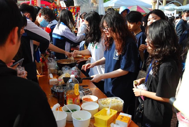 Hàng vạn học sinh Hải Phòng trải nghiệm chợ Tết trước kỳ nghỉ lễ  - Ảnh 16.