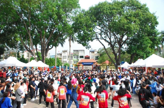 Hàng vạn học sinh Hải Phòng trải nghiệm chợ Tết trước kỳ nghỉ lễ  - Ảnh 13.