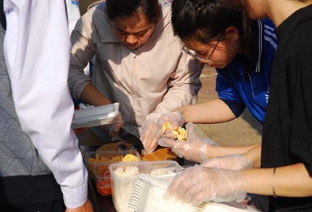 Hàng vạn học sinh Hải Phòng trải nghiệm chợ Tết trước kỳ nghỉ lễ  - Ảnh 15.