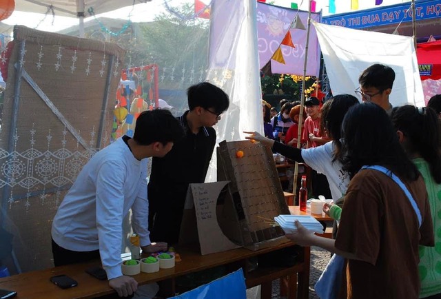 Hàng vạn học sinh Hải Phòng trải nghiệm chợ Tết trước kỳ nghỉ lễ  - Ảnh 18.