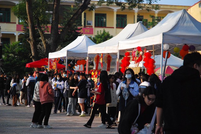 Hàng vạn học sinh Hải Phòng trải nghiệm chợ Tết trước kỳ nghỉ lễ  - Ảnh 17.