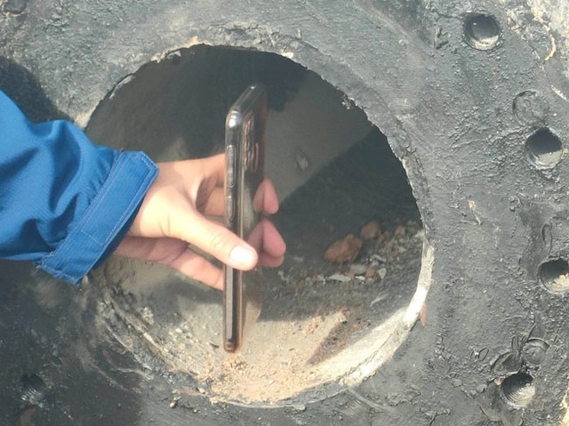 Biến chuyển mới xảy ra với cột trụ bê tông khiến chưa thể giải cứu được cháu bé lọt hố sâu 35 m - Ảnh 4.