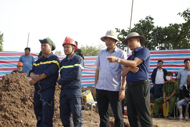 Còn 5m cuối cùng, hy vọng phép màu sẽ đến với bé trai 10 tuổi bị kẹt trong trụ bê tông - Ảnh 2.