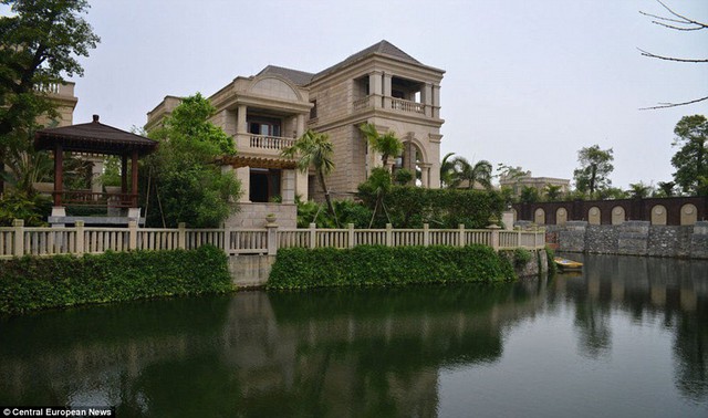 Bên trong đại đô thị với hàng trăm biệt thự trị giá chục tỷ, xa hoa tiện ích đủ cả nhưng lại hoang vắng chẳng một bóng người - Ảnh 4. Bên trong đại đô thị với hàng trăm biệt thự trị giá chục tỷ, xa hoa tiện ích đủ cả nhưng lại hoang vắng chẳng một bóng người - Ảnh 4.