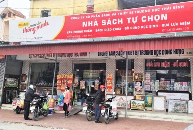 Mua hơn 90.000 quyển sách giáo khoa giả về bán kiếm lời, chủ cửa hàng bị bắt - Ảnh 1.