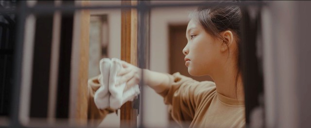 Phim ngắn 'Khoảnh khắc bên bố' gây xúc động về tình phụ tử - Ảnh 1.