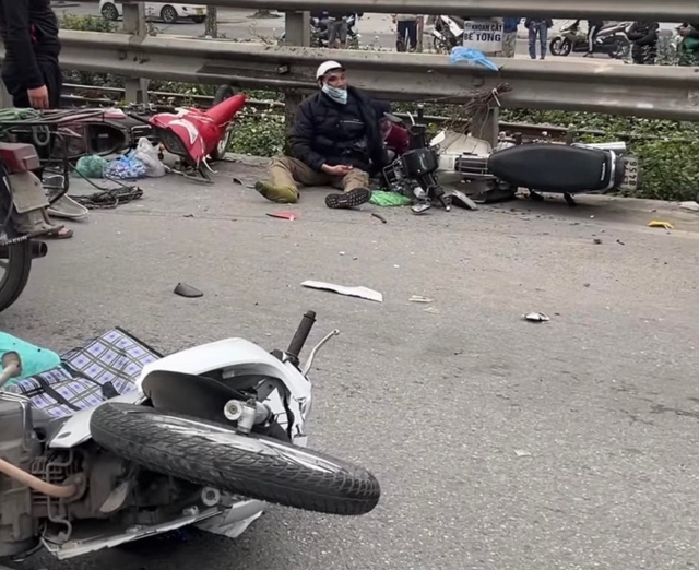 Hà Nội: Lao sang làn ngược chiều, ô tô tông trúng 5 xe máy, 3 người nhập viện cấp cứu trong ngày đầu nghỉ Tết - Ảnh 2.