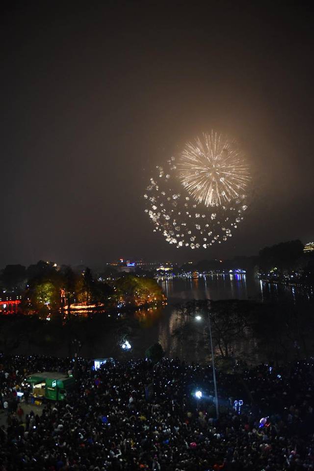 Người dân hân hoan chào năm mới Quý Mão 2023 trong pháo hoa rợp trời - Ảnh 5.