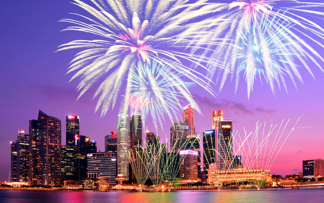 Người dân hân hoan chào năm mới Quý Mão 2023 trong pháo hoa rợp trời - Ảnh 3.
