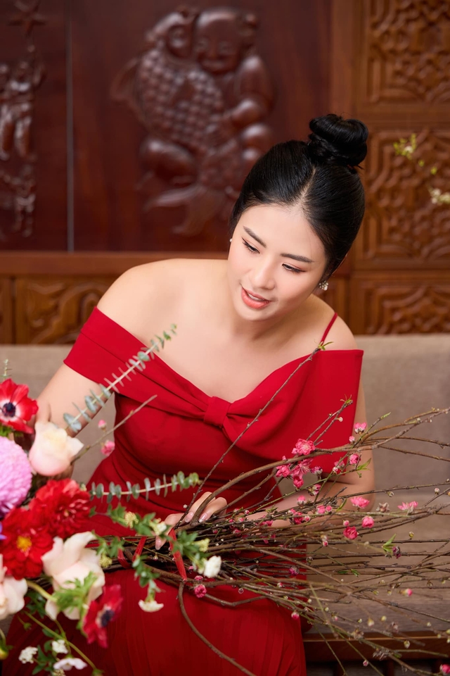 Mê cách trưng hoa cưới, Hoa hậu Ngọc Hân học lỏm cắm hoa xốp khiến phòng khách đẹp tuyệt còn fan hâm mộ mãn nhãn với bình hoa Tết rực rỡ sắc xuân - Ảnh 3.