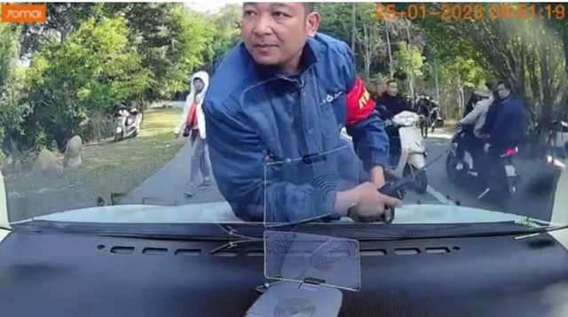 Nhảy lên nắp ca pô xe ô tô du khách, một nhân viên ở Yên Tử bị tạm đình chỉ công việc - Ảnh 1.